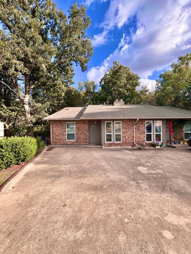 Building Photo - 905-907 Aspen