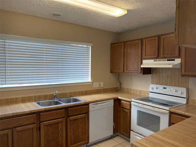 Building Photo - 2511 Radcliffe Dr