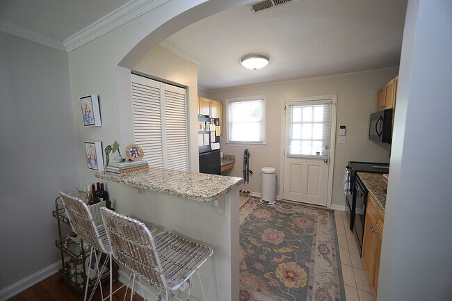 Building Photo - Two Bedroom Cottage in Five Points - Insid...