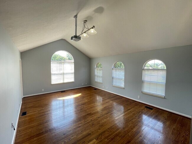 Building Photo - Harbortowne corner lot home with fenced yard and deck!