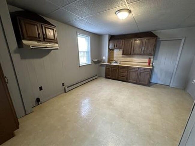 Building Photo - AVAILABLE FOR SHOWING NOW!!! 2BR/1BA  W/ Laundry Hook-Up!