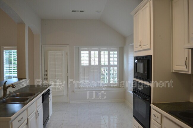 Building Photo - 5404 Briarwood Dr