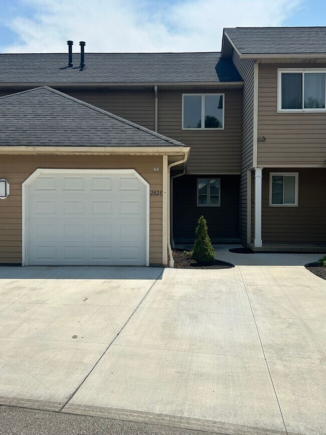 Building Photo - 2 Bedroom  2 1/2 Bath Condo