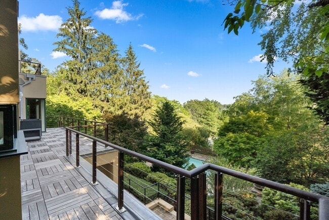 Building Photo - 225 Kenrick St