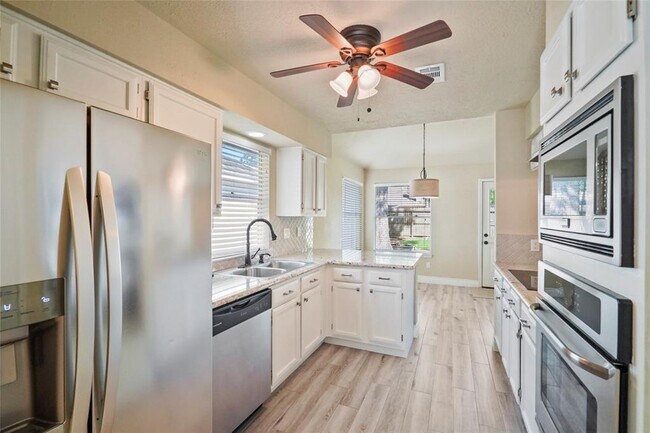 Building Photo - 2911 Parkwood Manor Dr