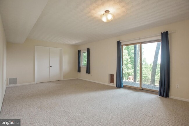 Building Photo - 1619 Summit Dr