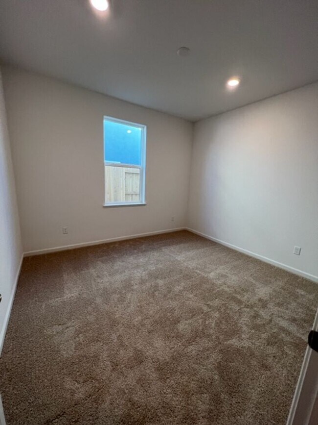 Building Photo - Beautiful 3 Bedroom and 2 Bathroom Home in Lincoln $2,995.00