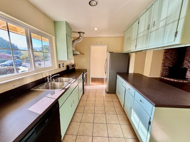 Building Photo - Single Family Home 3 Bed / 1 Bath Home w/ Familyroom - Richmond, CA