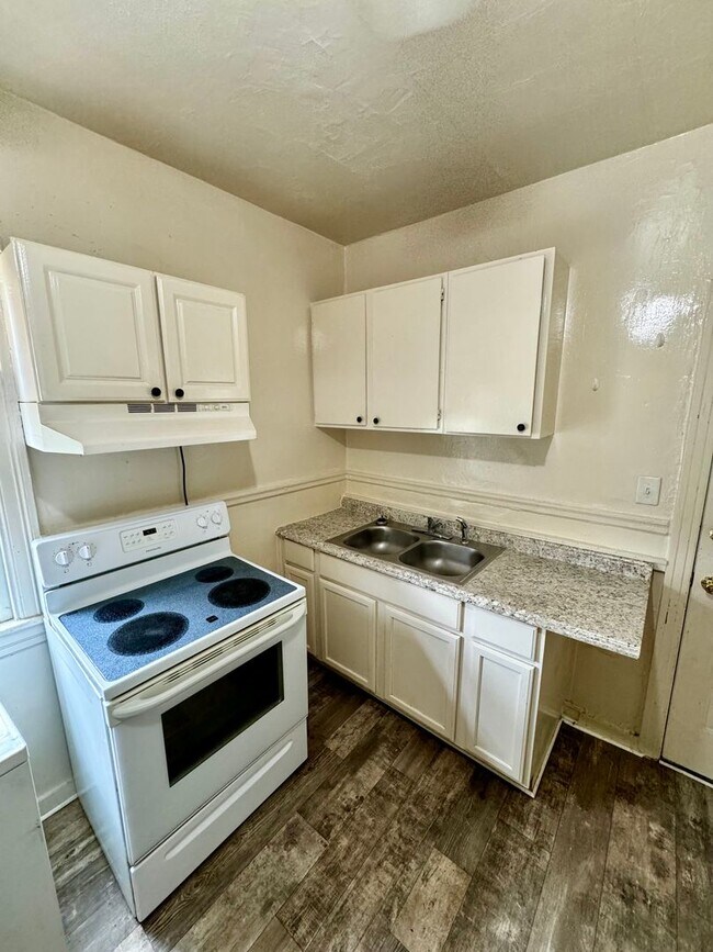 Building Photo - 2 bed house Rva North Side! PET FRIENDLY, ...