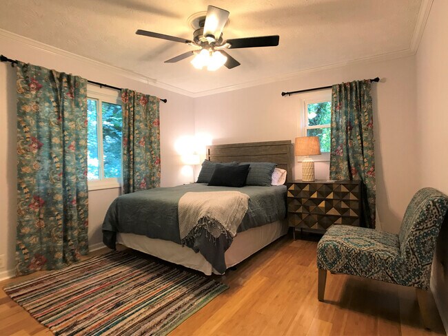 Building Photo - Wonderful Haw Creek Rental - Lawncare Incl...