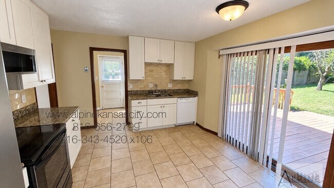 Building Photo - Beautiful Split Level, 5 TRUE Bedrooms!