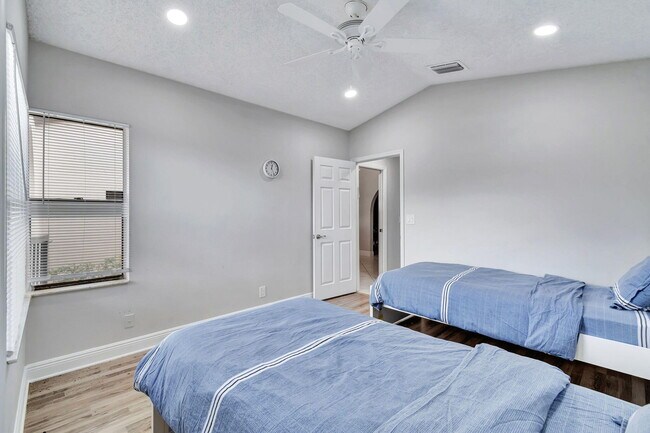Building Photo - 7883 Villa Nova Dr N