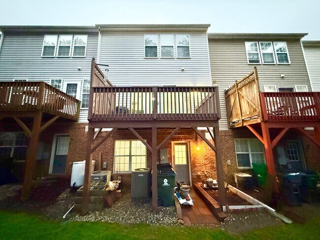 Building Photo - **OFFERING REFUNDABLE APPLICATION FEES** Stunning 3BD, 4BA Morrisville Townhome in an HOA Communi...