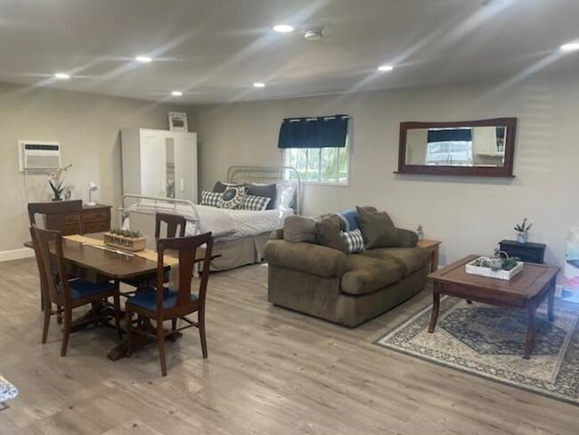 Building Photo - Beautiful Lower Level Studio apartment loc...