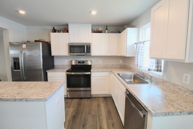 Building Photo - Townhome with a large fenced in yard for rent!