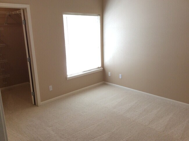 Building Photo - 2 bedroom Condo in a gated community. 1 Ca...