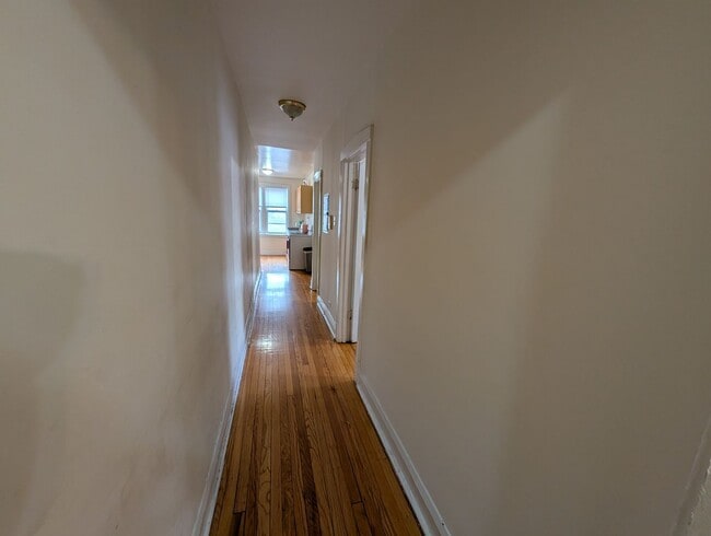 Building Photo - Spacious Albany Park 1-bed/1-bath with Sunroom and Dining Room