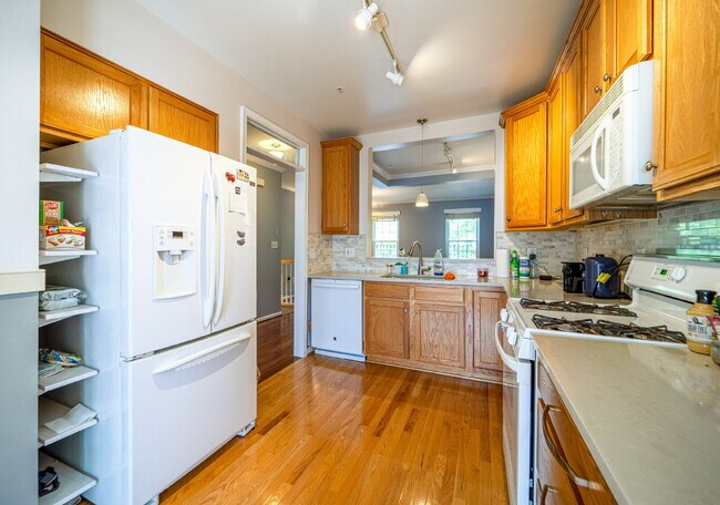 Building Photo - Comfortable Condo Living in Convenient Alexandria Location