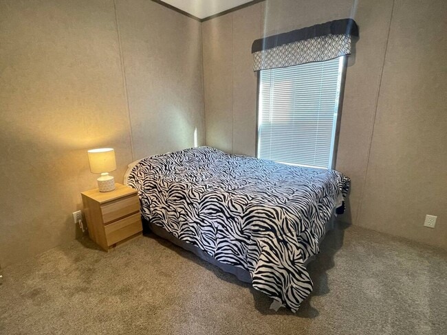Building Photo - 2 bedroom /2 bathroom