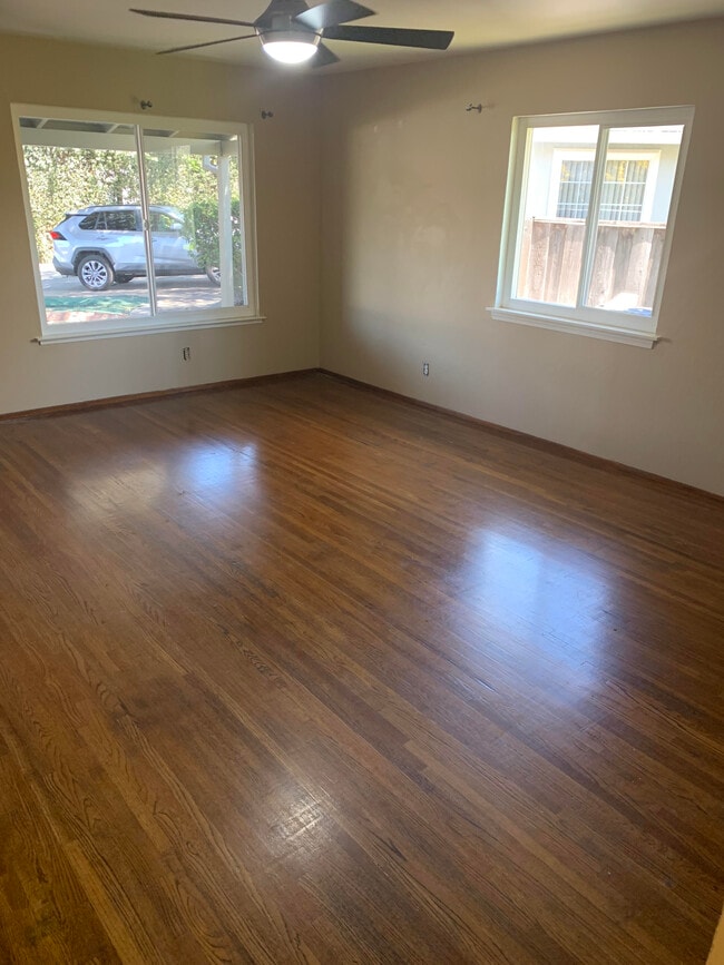 Building Photo - 2624 Kitsap Ct