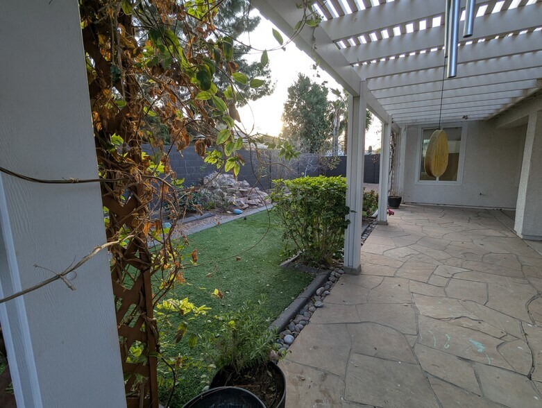 Building Photo - 267 E Smoke Tree Rd