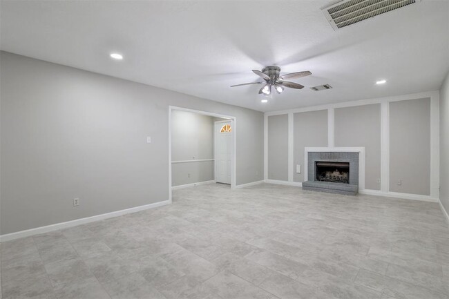 Building Photo - 10831 Sugar Hill Dr