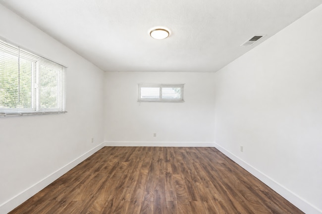 Building Photo - 8840 San Vicente Ave