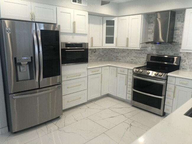 Building Photo - Beautiful 2 Story POOL Home with LOTS of U...