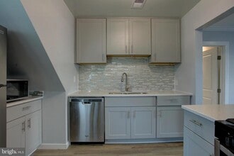 Building Photo - 232 Cabbel Dr