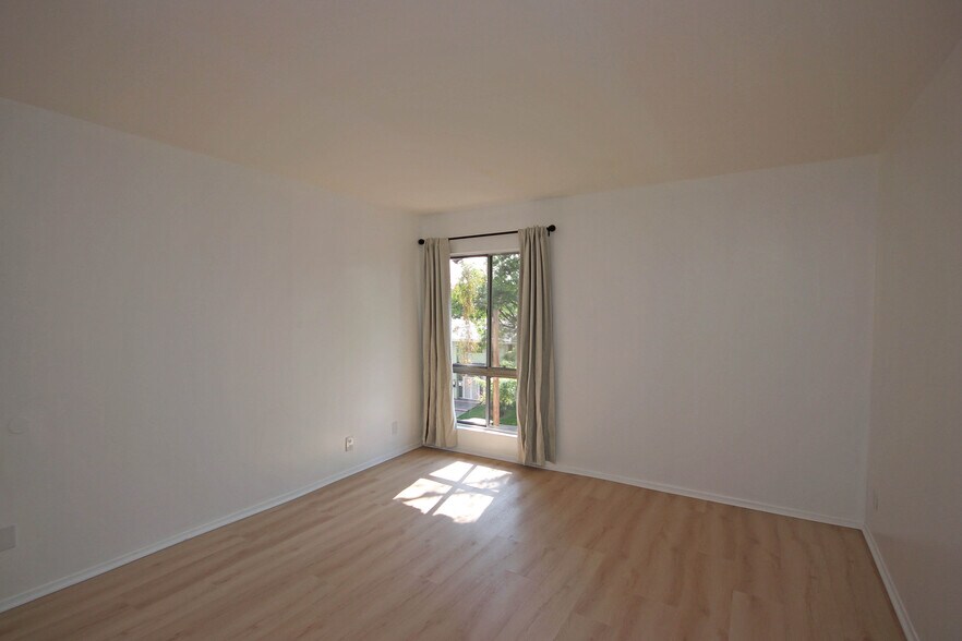 Building Photo - 1127 E Del Mar Blvd