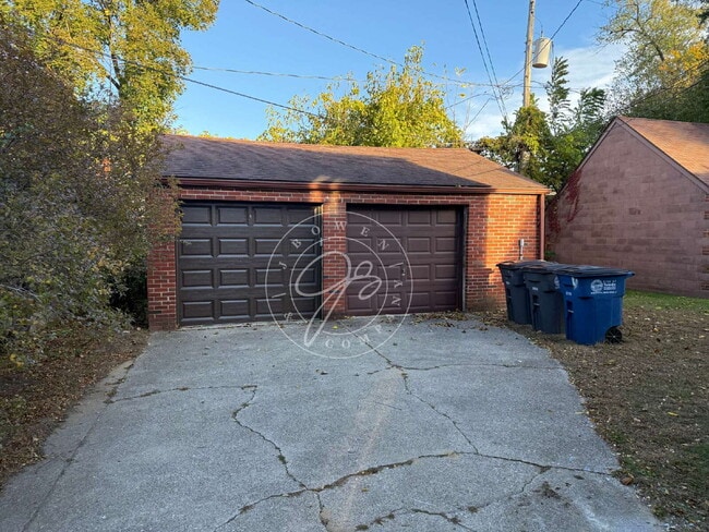 Building Photo - 2 bed duplex ready for you to call home! W...