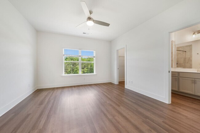 Building Photo - Spacious 3 Bedroom Home with Fenced Backyard