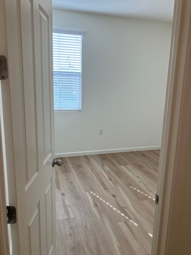 Building Photo - 1977 Apiary Wy