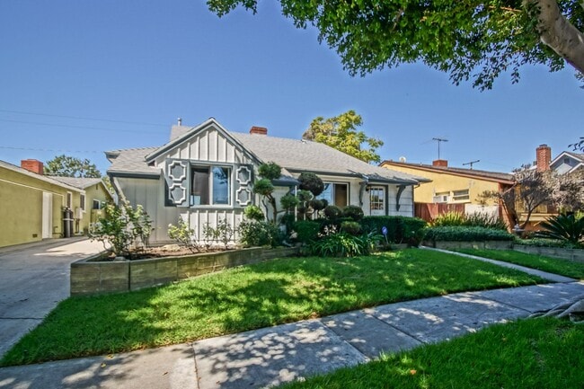 Building Photo - Incredibly Charming & Bright 3BR2BA Home w...