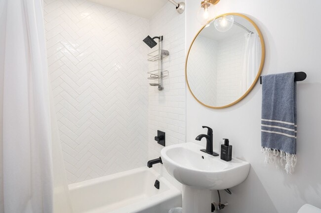Building Photo - Renovated Kahala Retreat: 3-Bed Home + Stu...