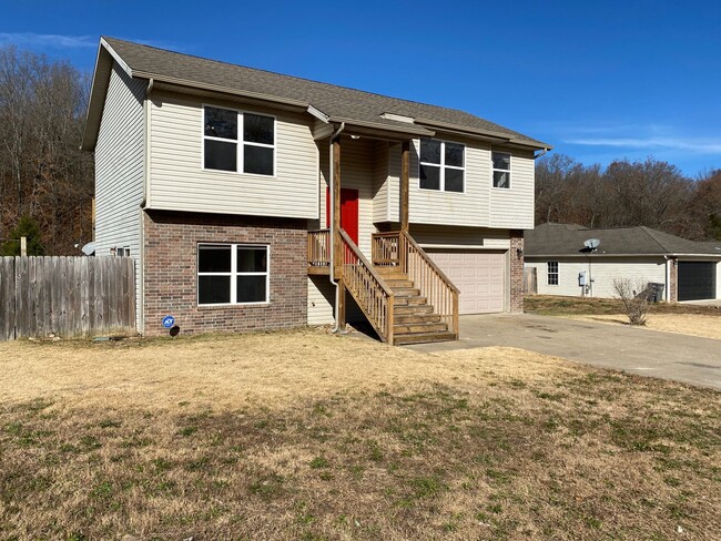 Building Photo - 3 Bedroom 3 Bathroom Split level Home!