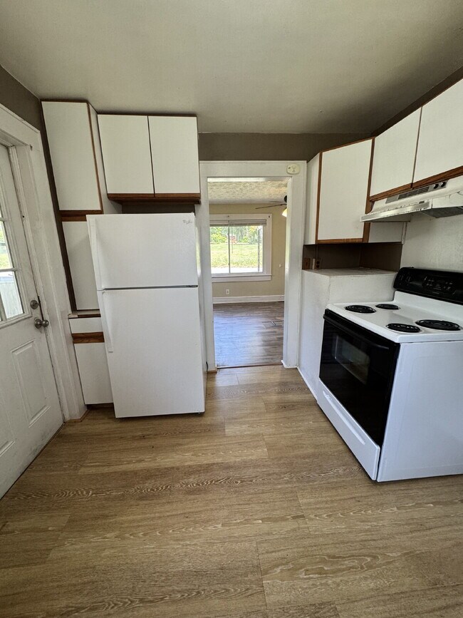 Building Photo - "Charming 3-Bedroom Retreat in Hendersonville - Cozy 1314 Sq Ft Home Awaits!"