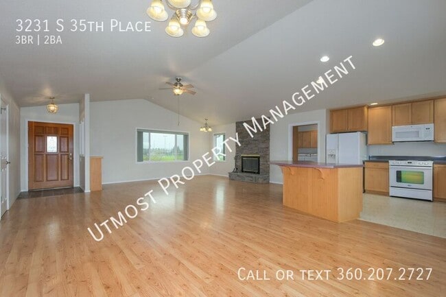 Building Photo - 3231 S 35th Pl