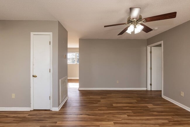 Building Photo - Three Bedroom Home!