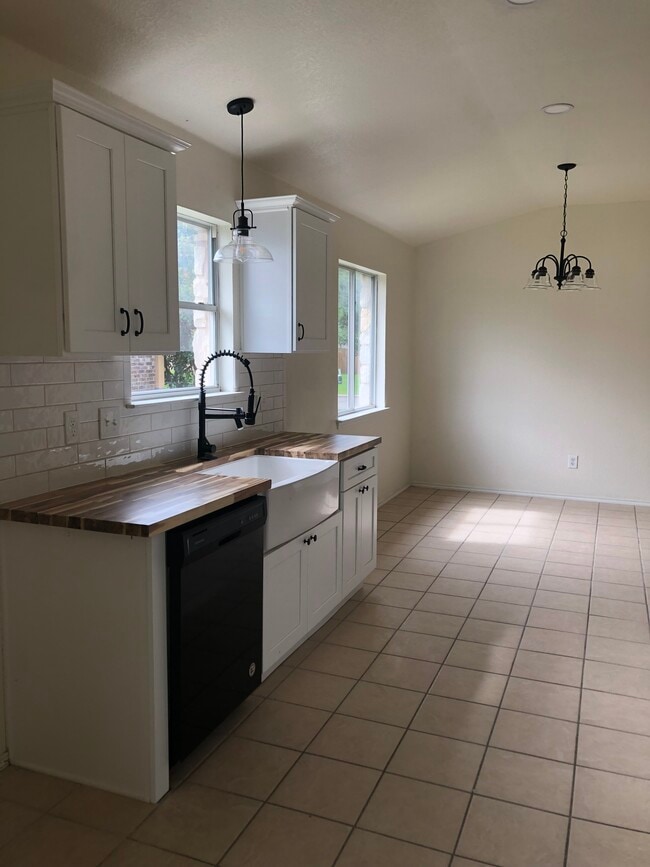 Building Photo - 10017 Barton Creek Dr