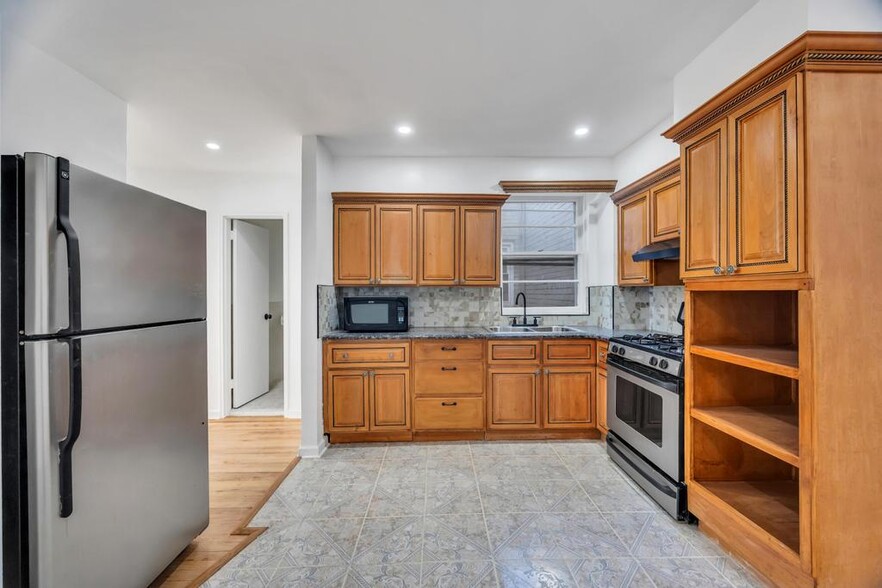 Kitchen - 5614 Avenue N