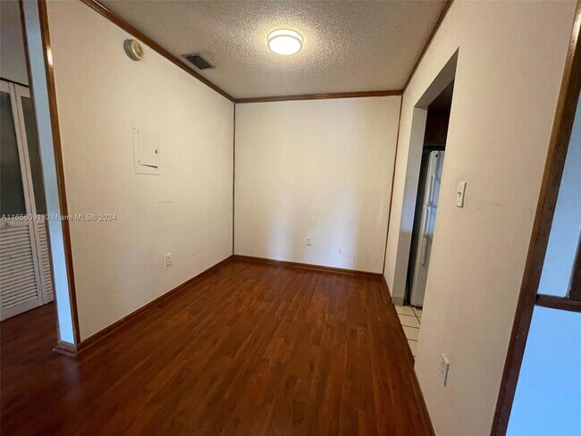 Building Photo - 6040 Shaker Wood Cir