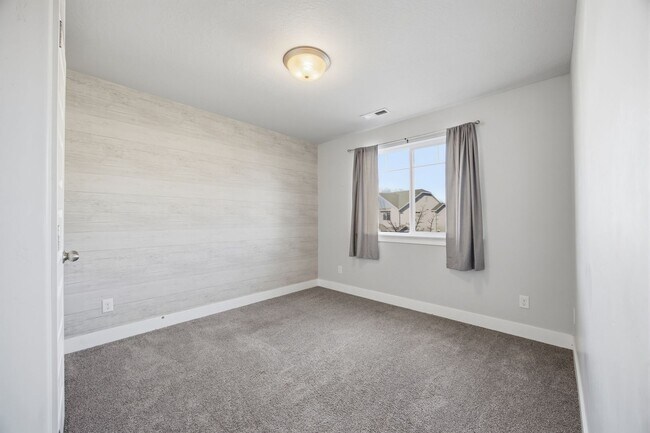 Building Photo - Stunning townhome on Sleepy Ridge