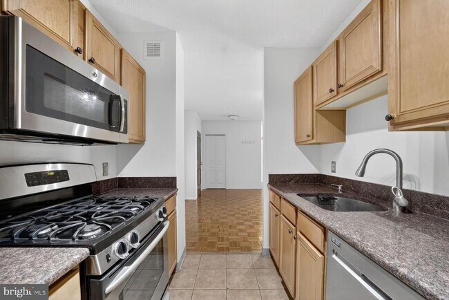 Building Photo - 7111 Woodmont Ave