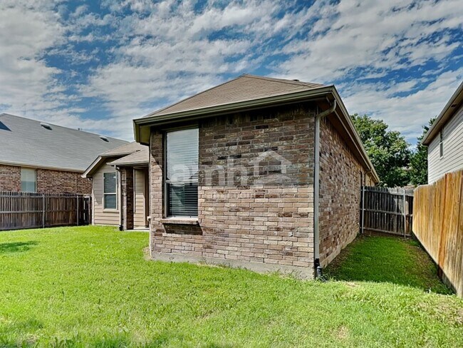 Building Photo - 313 Hawthorn Dr