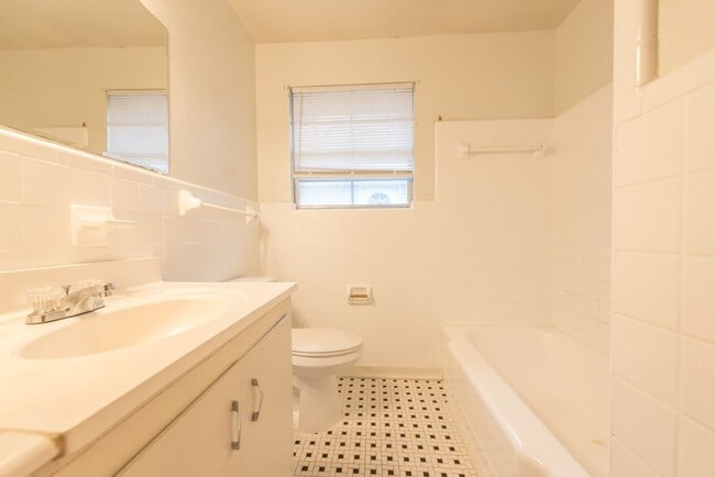 Building Photo - 2 Bedroom 1 Bathroom Home With Carport.