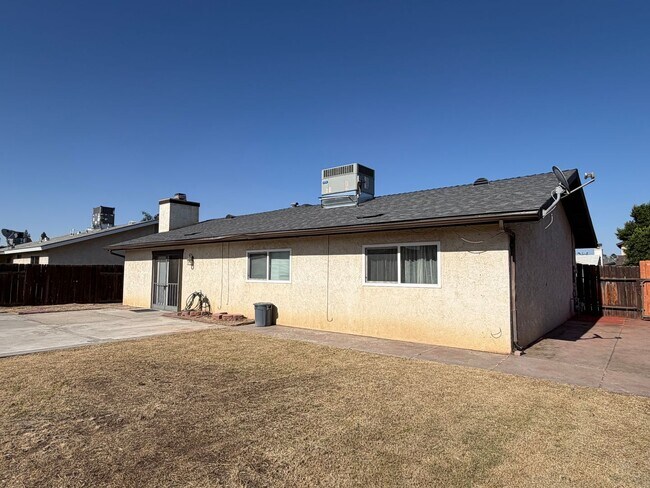 Building Photo - Wow Check out this 3 BD 2 BA SW Charmer near White Ln & Akers Road