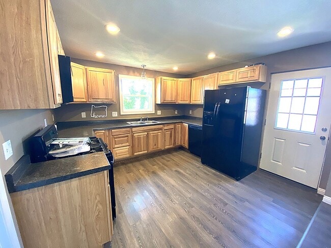 Building Photo - 2 Bedroom House