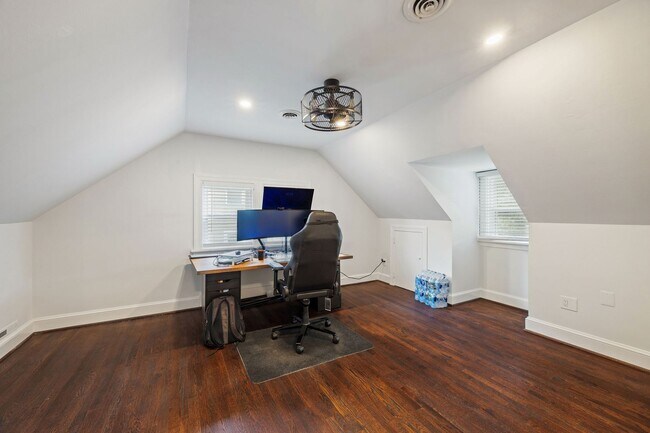 Building Photo - Beautiful 4 Bedroom Home off Of Cutshaw Ave! ***Available Early August 2026***