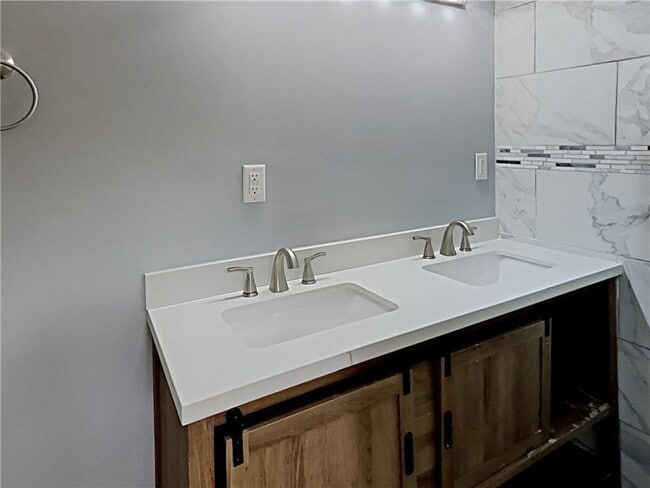Building Photo - 425 Lanier St NW